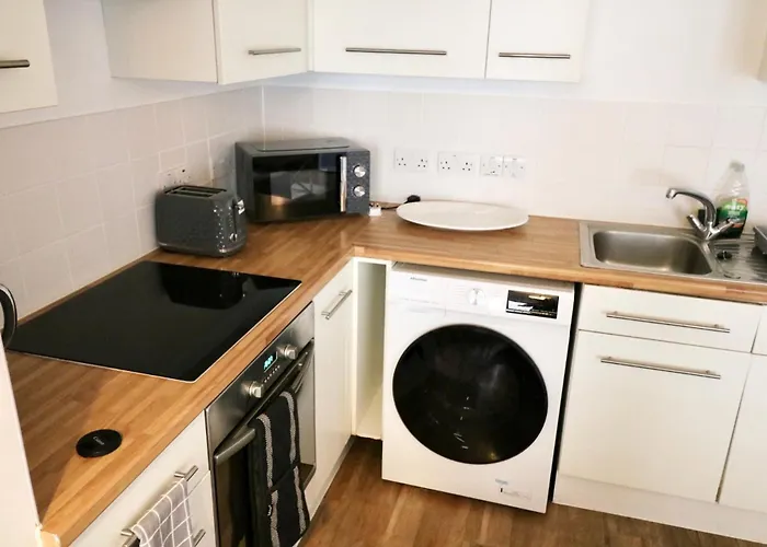 Modern 2 Bed Close To Station