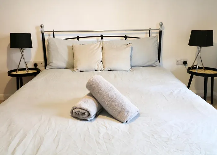 Modern 2 Bed Close To Station