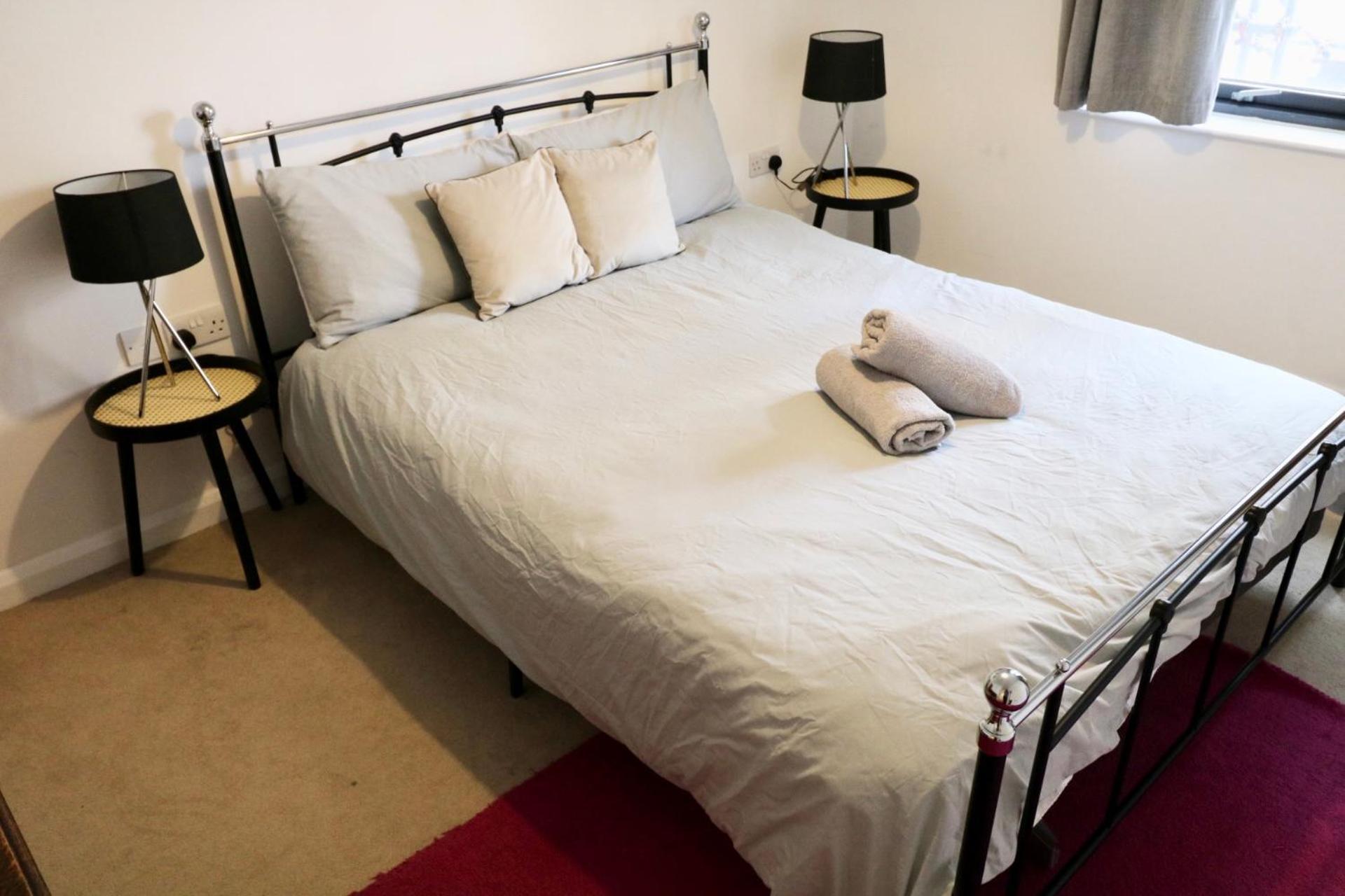 Modern 2 Bed Close To Station Apartment